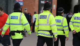 Въоръжен мъж е взел заложници в Лондон