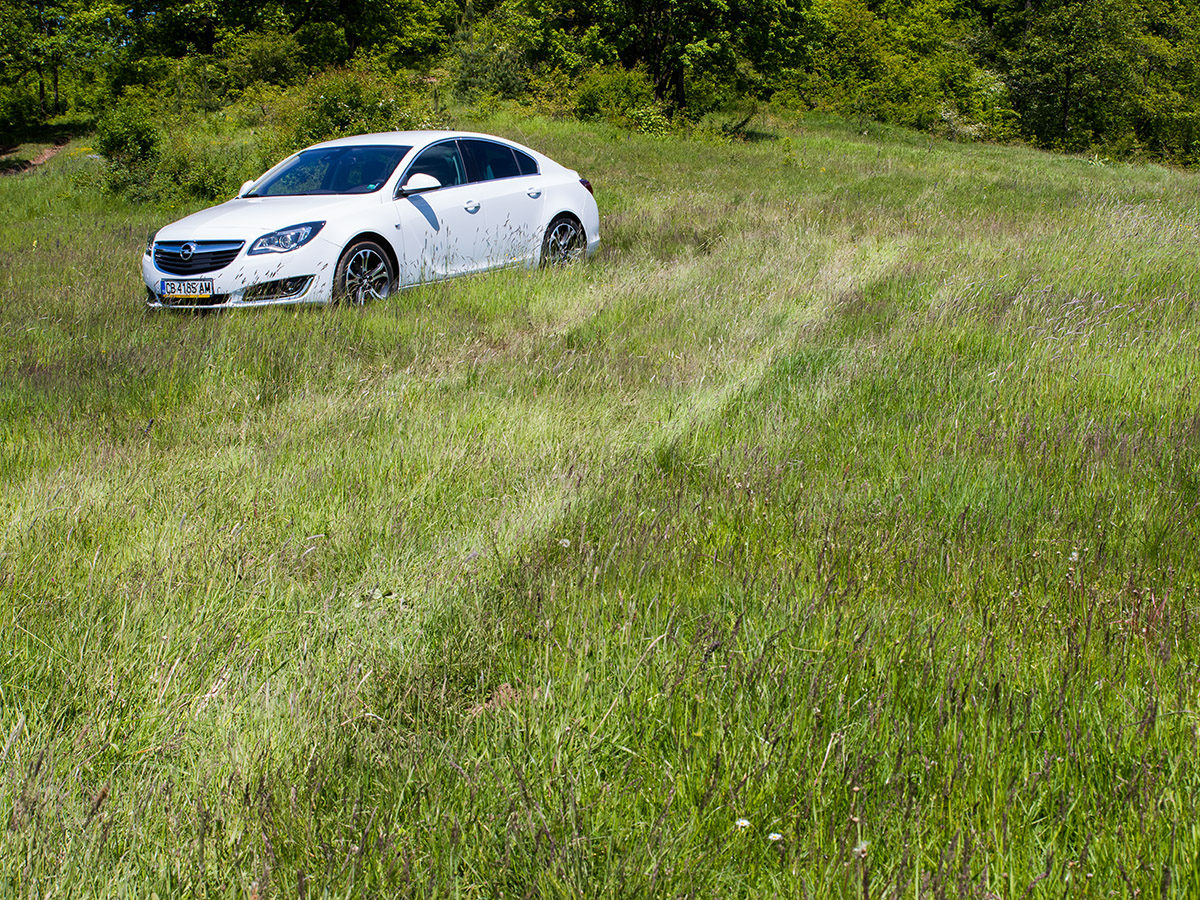 Хората остаряват с достойнство. Същото бих казал и за Opel Insignia. С този тест казвам своеобразно сбогом на модела, защото тази зима ще видим неговия наследник. Но също като отличната социална система в Германия, Insignia все още има с какво да се похвали. Аз ще наблегна върху прекрасния 2,0-литров „шептящ“ дизел, с който можеш да изминеш едно 1150 км с един резервоар гориво.