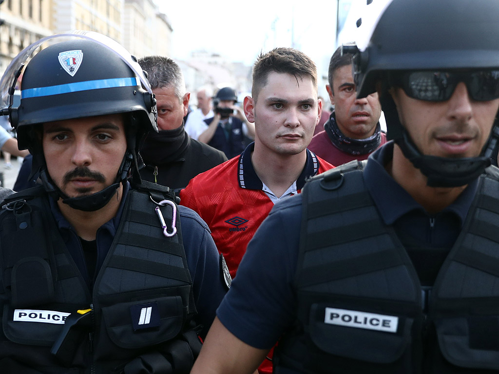 Полицията в Марсилия използва сълзотворен газ, за да разпръсне фенове на Англия и Русия, които се сбиха в центъра на града. Сбиването продължило около 10 минути, след което се появили полицейските части, а хулиганите насочили гнева си към служителите на реда и към тях полетели камъни и бутилки