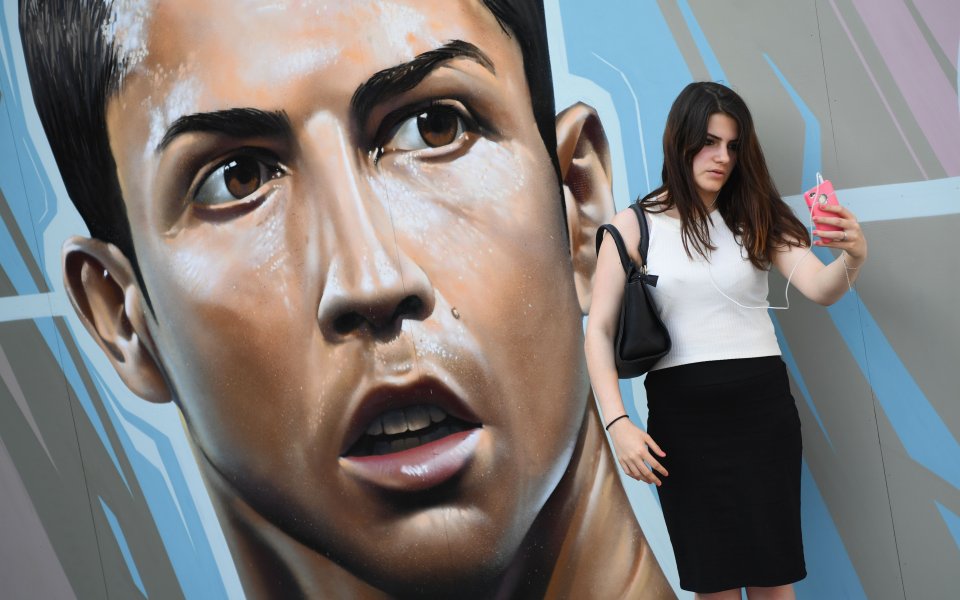 Дори като портрет, Роналдо е като магнит за фенките./Снимка: Gulliver/Getty Images