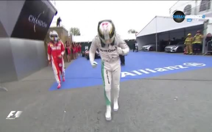 Странният танц на радостта за Люис Хамилтън