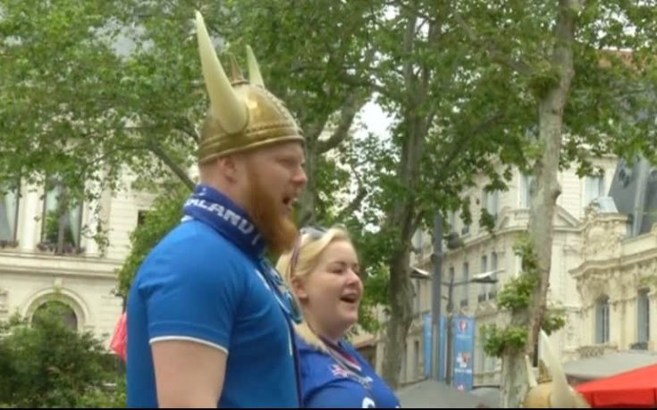 Приятелска атмосфера между феновете на Португалия и Исландия