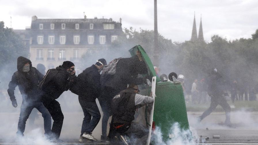 Тежки сблъсъци и ранени в Париж - полицията извади водни оръдия