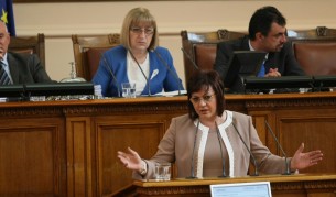 Корнелия Нинова на парламентарната трибуна