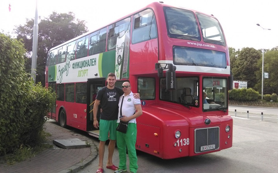 Автобус на два етажа и хандбален мач при първата тренировка на националите в Скопие