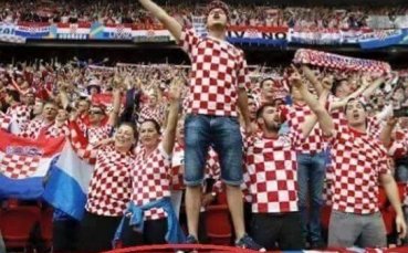 Хърватски фен продава дърва на Парк де Пренс