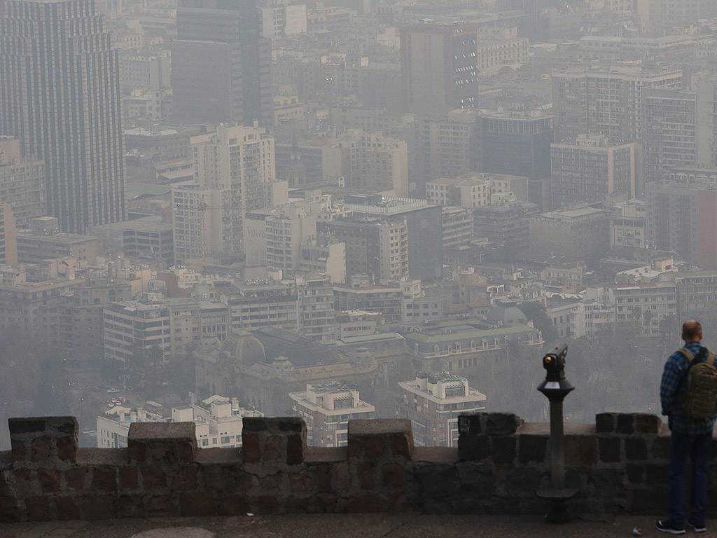 Смог е обхванал сградите в Сантяго де Чили, Чили. Чилийските власти обявиха висока степен на опастност заради високите нива на замърсители регистрирани над града.