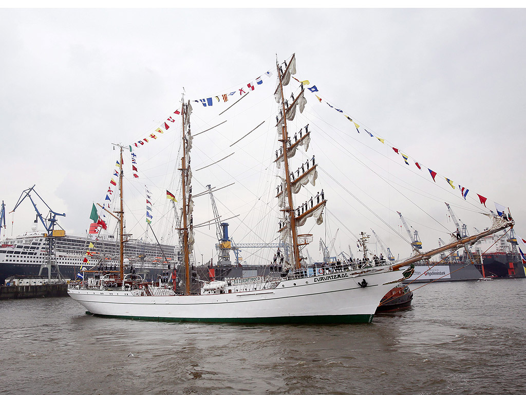 Мексиканския ветроходен кораб "Cuauhtemoc" пристига в пристанището на Хамбург, Германия. Ветроходния кораб е и школа за ветрохдци. Кораба може да се посещава от 18-19 юни и 21 юни от 11 ч до 18:00.