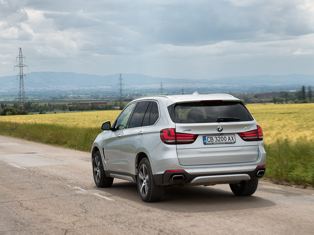 Първият plug-in хибрид в гамата на BMW е причина за повдигане на вежди и недоверчиви погледи. Но истината е, че с 2,0-литров бензинов двигател Х5 се чувства идеално на пътя. Може да измине до 31 км на ток. В свят, в който хората купуват големи, тежки SUV модели, за да изминават само кратки разстояния, този Х5 може да е идеалният автомобил за всичко онова, което търсите от SUV на BMW.