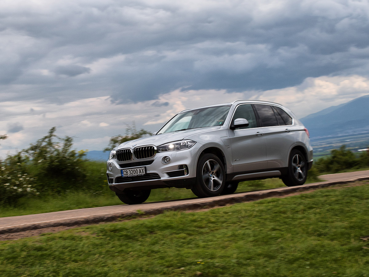 Първият plug-in хибрид в гамата на BMW е причина за повдигане на вежди и недоверчиви погледи. Но истината е, че с 2,0-литров бензинов двигател Х5 се чувства идеално на пътя. Може да измине до 31 км на ток. В свят, в който хората купуват големи, тежки SUV модели, за да изминават само кратки разстояния, този Х5 може да е идеалният автомобил за всичко онова, което търсите от SUV на BMW.