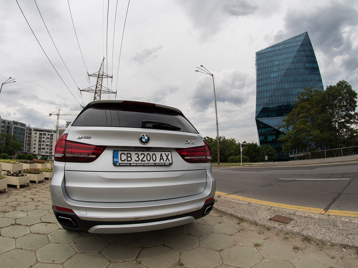 Първият plug-in хибрид в гамата на BMW е причина за повдигане на вежди и недоверчиви погледи. Но истината е, че с 2,0-литров бензинов двигател Х5 се чувства идеално на пътя. Може да измине до 31 км на ток. В свят, в който хората купуват големи, тежки SUV модели, за да изминават само кратки разстояния, този Х5 може да е идеалният автомобил за всичко онова, което търсите от SUV на BMW.