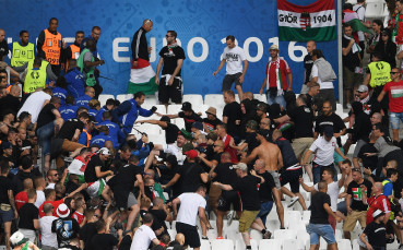 Фенове на Унгария се биха с полиция и стюарди преди мача с Исландия