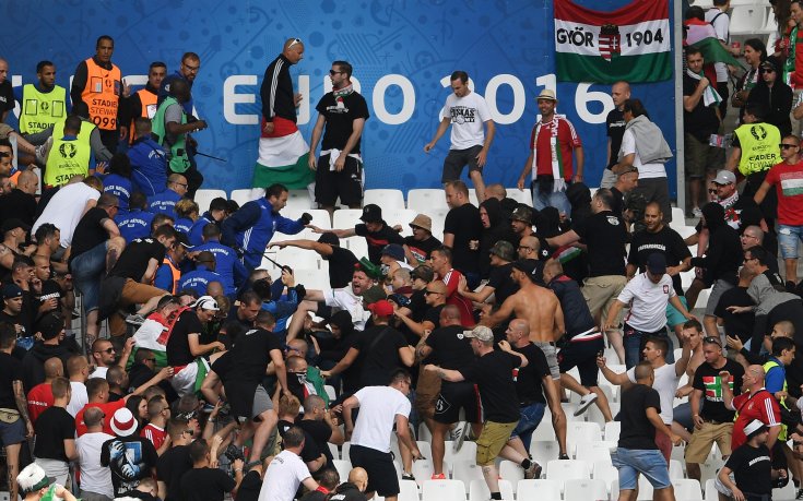 Фенове на Унгария се биха с полиция и стюарди преди мача с Исландия