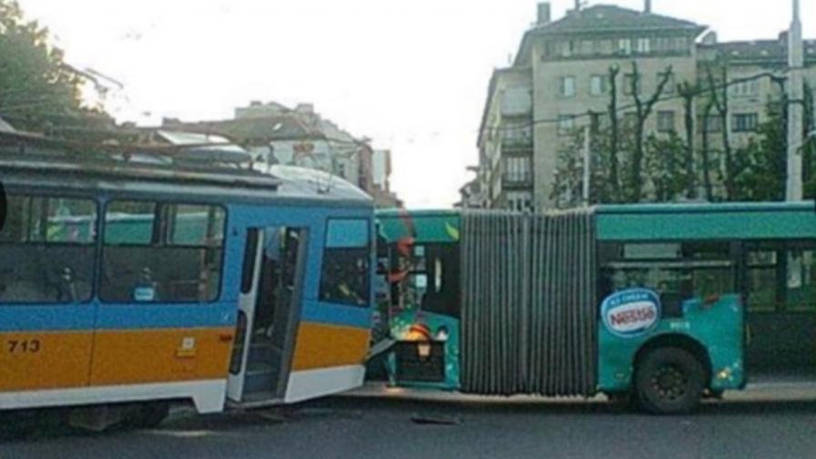 Трамвай и автобус се удариха, четирима са пострадали