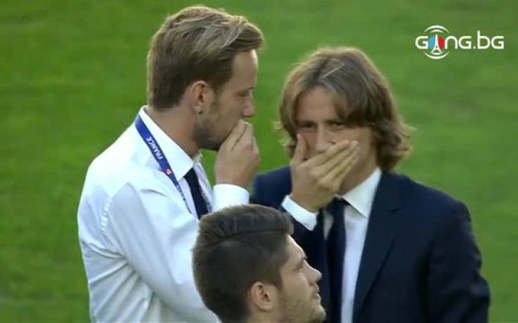 Какво си шушукат Модрич и Ракитич?