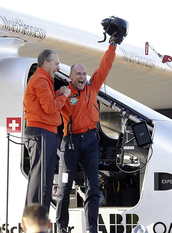 Solar Impulse II, пилотиран от швейцареца Бертран Пикар, малко след като самолетът се приземи на летище Сан Пабло в Севиля, Южна Испания. Solar Impulse 2, задвижван от слънчева енергия, пилотиран от Пикар, кацна в Севиля на 23 юни 2016 след 70 часа полет над Атлантическия океан