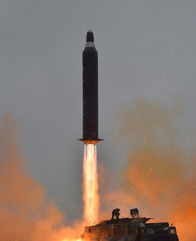 Снимка предоставена от северно корейската национална агенция на изстрелването на стратегическата балистична ракета със среден обсег на действие Hwasong-1 (известна и като Musudan) от мобилна пускова установка забелязана в района на източното крайбрежие