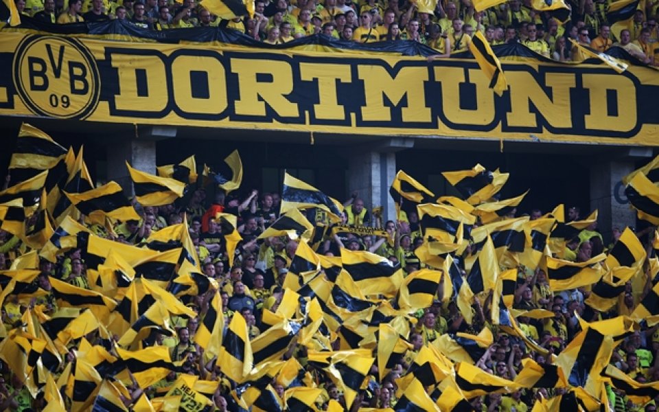 Феновете на Дортмунд държат ниво