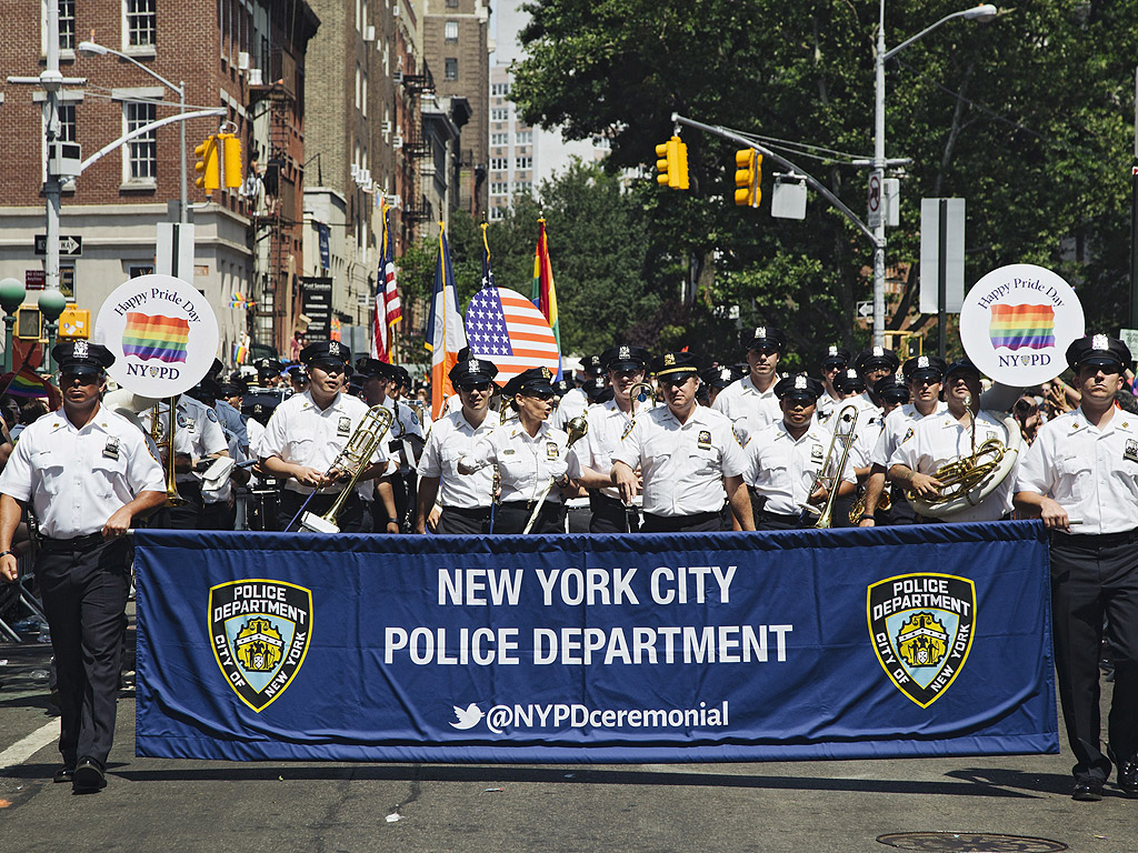 Членове на полицейското управление на Ню Йорк на гей парада в Ню Йорк, САЩ, 26 юни 2016 г.