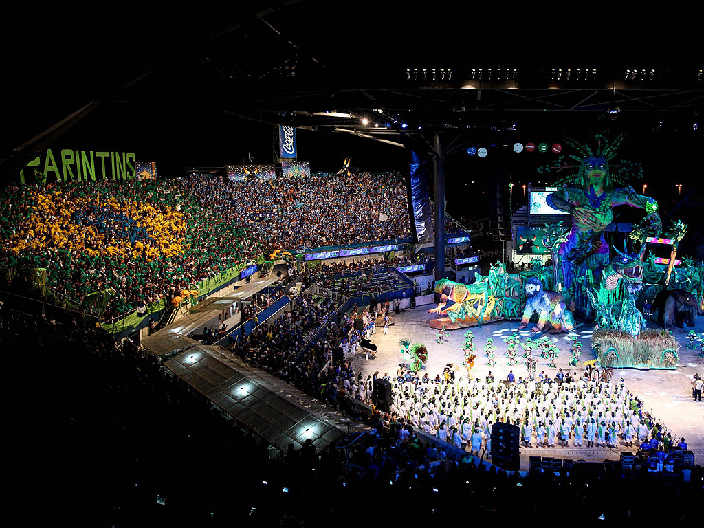 Фолклорния фестивал Parintins в щата Амазонас, Бразилия. Parintins е популярен фолклорен фестивал и е вторият най-голям годишен фестивал в Бразилия