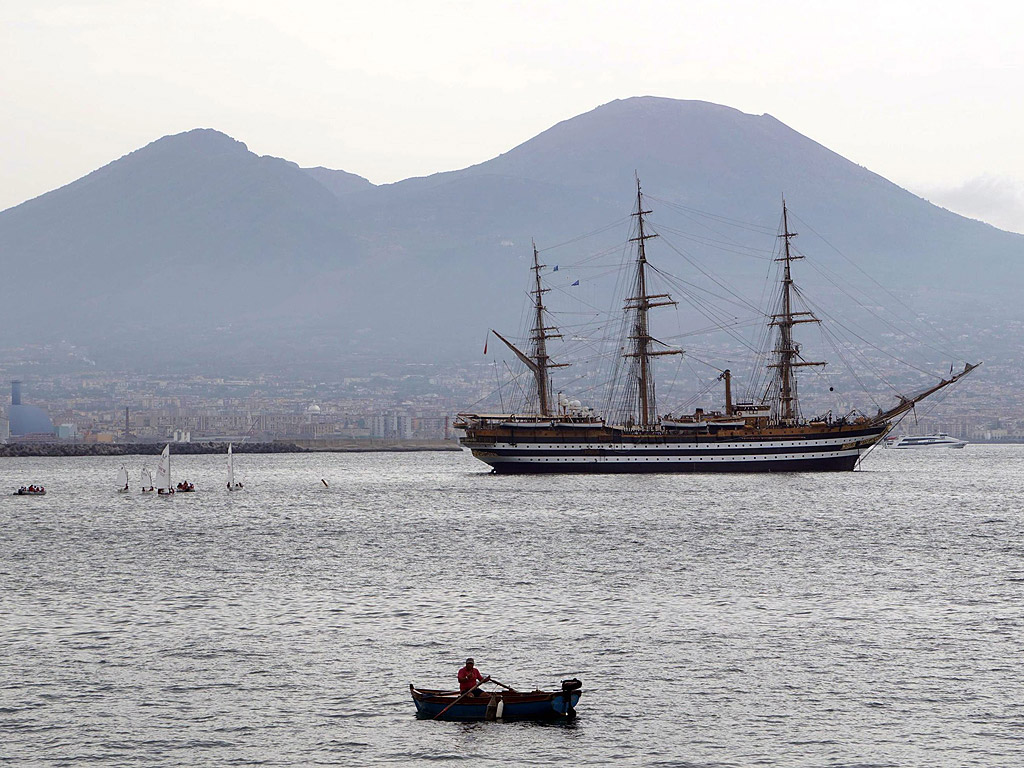 Италианския ветроходен кораб "Америго Веспучи" в залива на Неапол за "Корабната седмица на Неапол". Неапол ще бъде домакин на поредица от работни срещи и семинари за международното корабоплаване, с участието на бизнес, научни и академични специалисти в седмицата от 27 юни до 2-ри юли