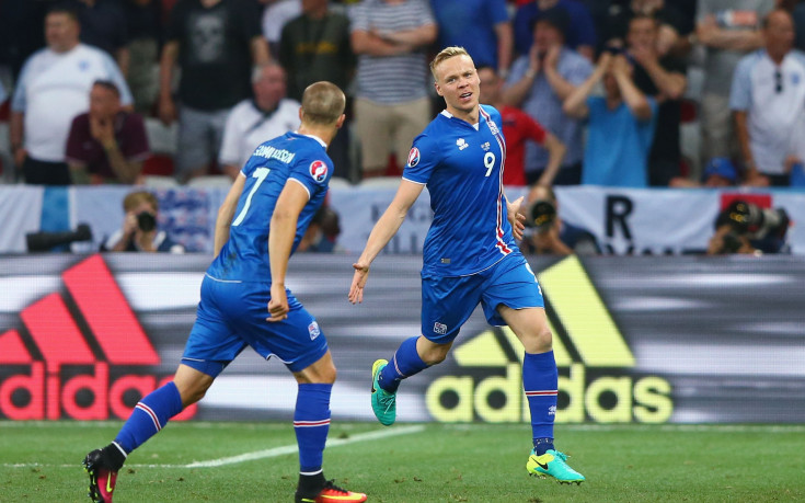 Сигторсон прати Англия в девета глуха