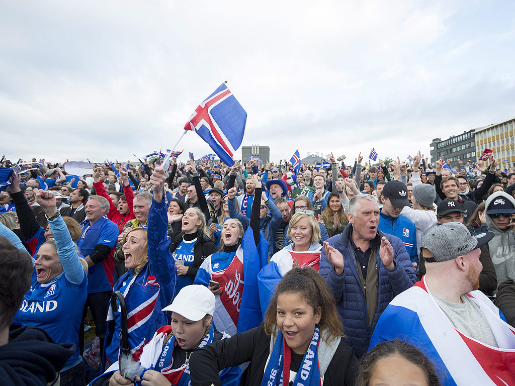 Исландски запалянковци гледат мача срещу Англия на голям екран в Рейкявик. Техния отбор победи Англия с 2:1 на Европейското първенство по футбол и ще играе срещу Франция на четвъртфинал