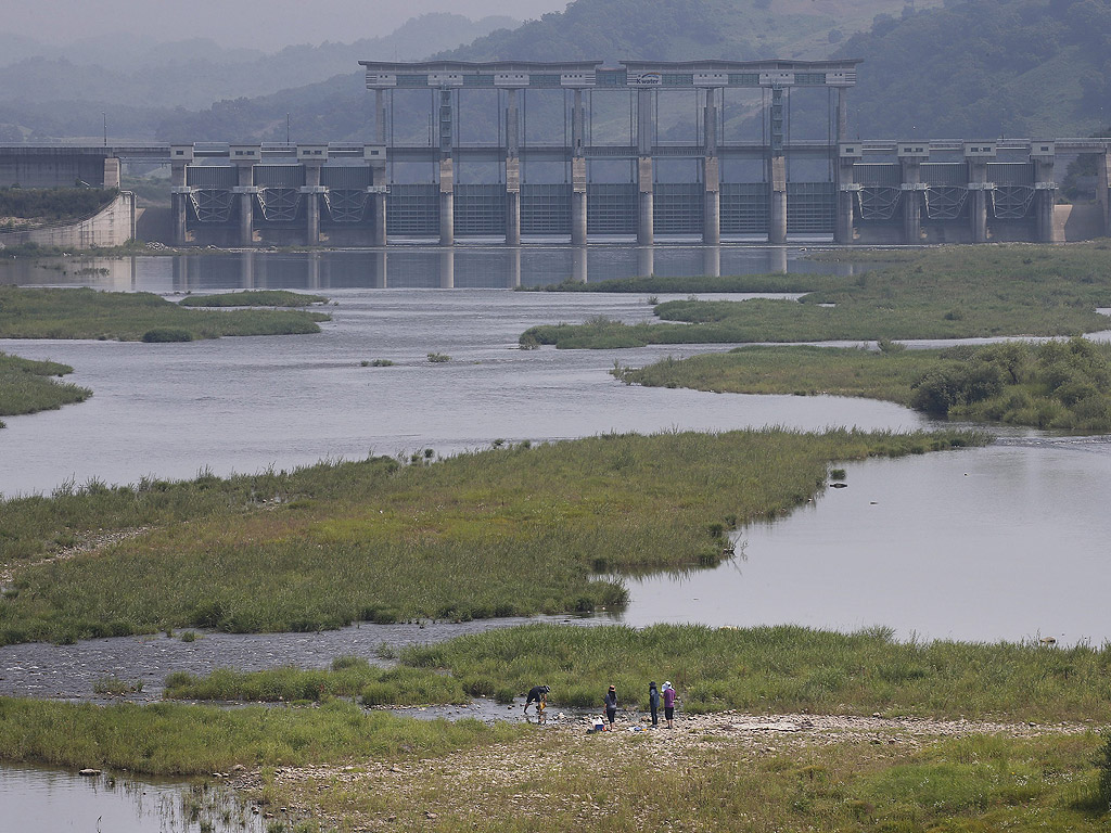 Язовир Gunnam на река Римджин, разделяща двете Кореи в Йончхон, Южна Корея. Язовирът е под тревога заради пълния капацитет на севернокорейския язовир Hwanggang, изграден на същата река. Всяко рязко освобождаване от горния язовир може да залее долния язовир в Южна Корея. Шестима южнокорейците са били убити през септември 2009 г., когато на север освобождават голямо количество вода без предизвестие