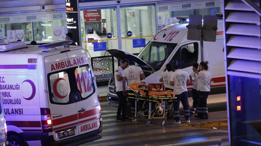 Експлозии, убити и стрелба на летищe в Истанбул