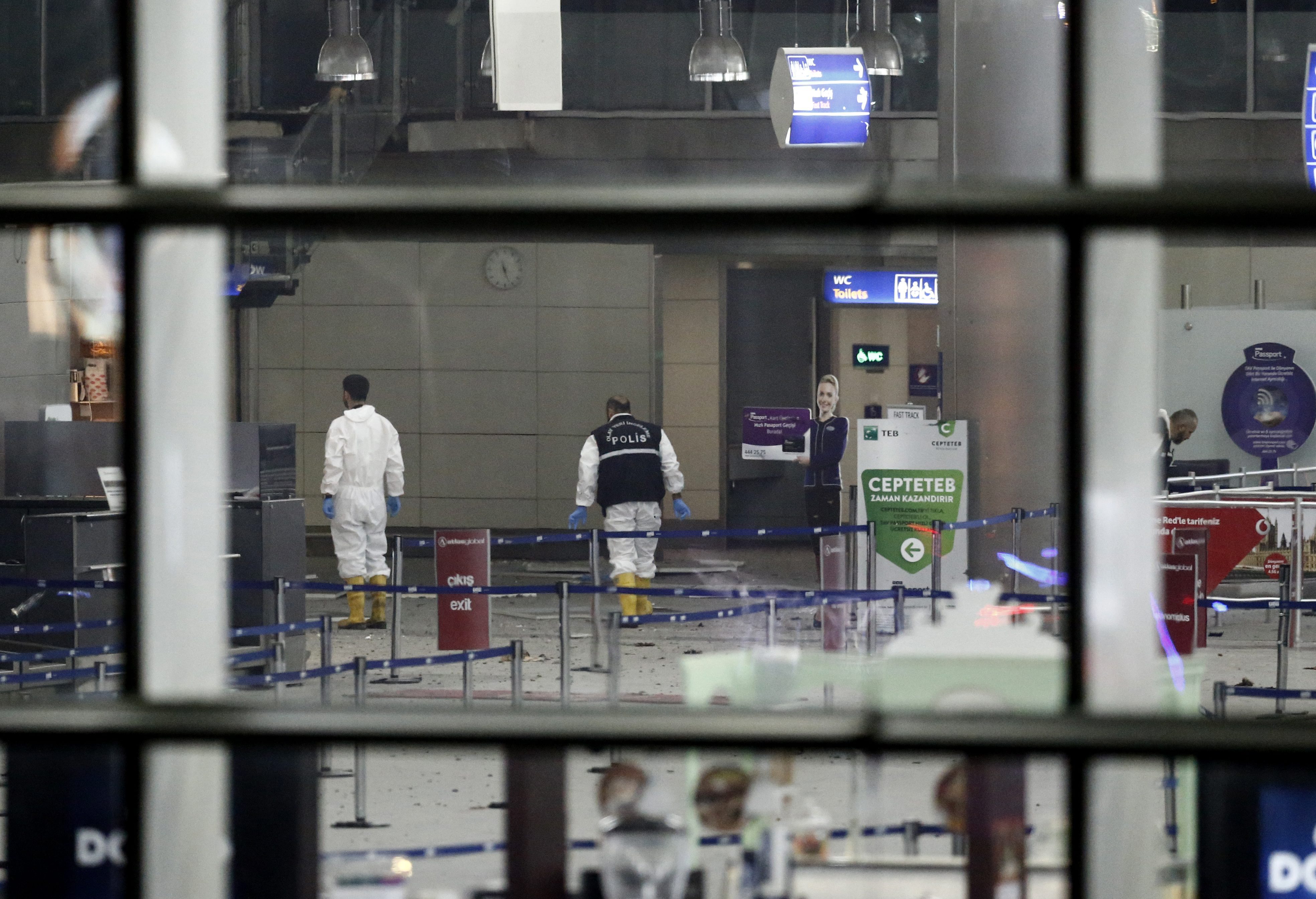 Най-малко 10 души са убити, а други 20 са ранени, след атака срещу основното летище на най-големия град в Турция. Взривовете са предизвикани от двама атентатори самоубийци.