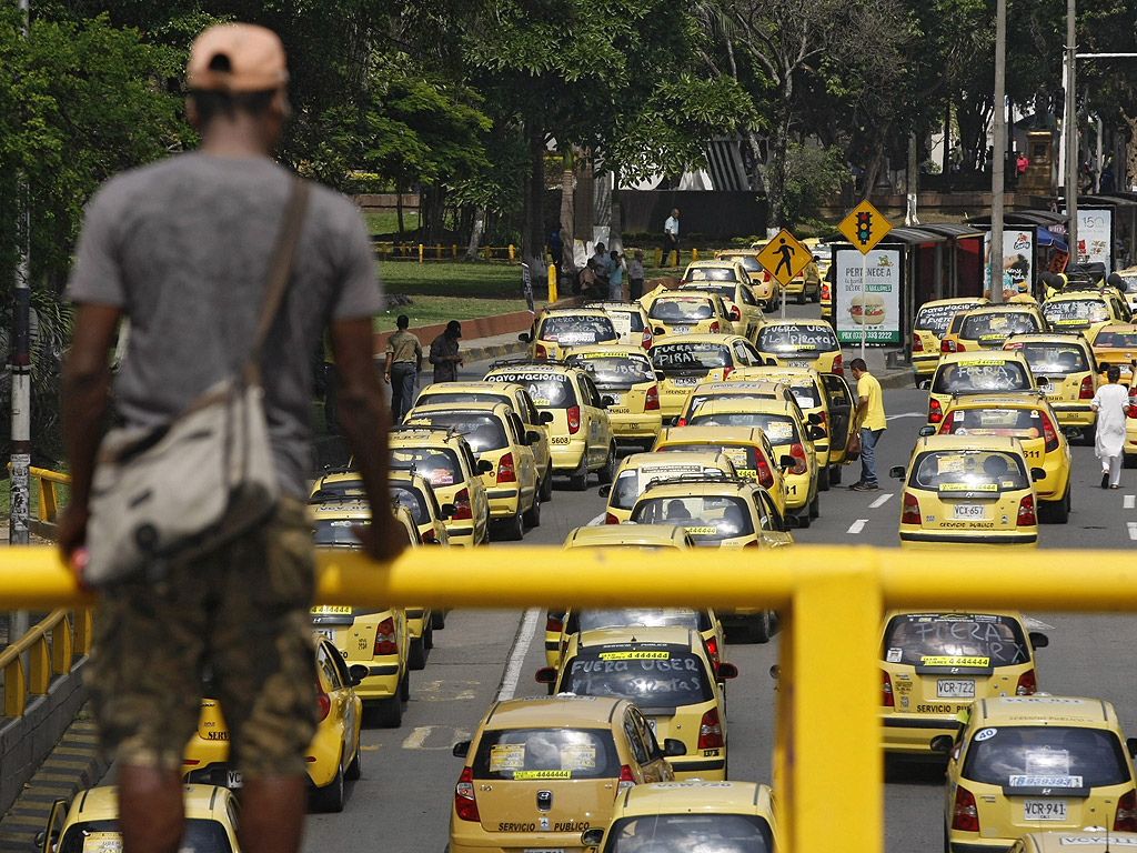 Стотици таксиметрови шофьори блокират пътя по време на протест срещу платформата Uber и тяхната транспортна услуга в Кали, Колумбия