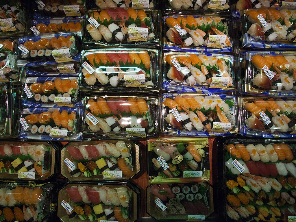 Предварително опаковани суши порции са изложени в супермаркет ThreeSixty в Хонг Конг, Китай. в Хонг Конг предлага широка гама от живи, пресни и замразени налични морски дарове за потребителите. Според докладите на Организацията за прехрана и земеделие, Хонг Конг е втория най-голям потребител на морски дарове на глава от населението в Азия и седмият по големина в света.