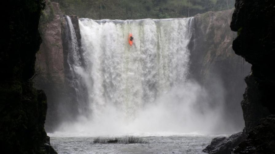 Kаякарят, който иска да се спусне по Ниагарския водопад