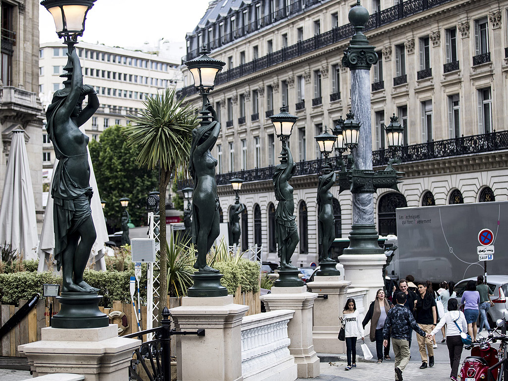 Бронзови "Кариатиди" (женски скулптурни фигураи, които служат вместо стълб за подпора и като украса на сграда) с лампи в предната част на Опера "Garnier" в Париж, Франция. Кариатидите са завършени след три години на реставрация и връщанат оригиналния външем вид на операта.