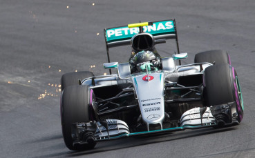 Фетел и Розберг тръгват с 5 позиции назад