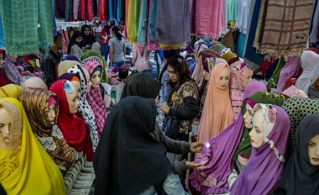 ОАЕ: Не ходете с традиционни одежди в чужбина