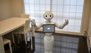 Пепър - емоционалният робот, който говори