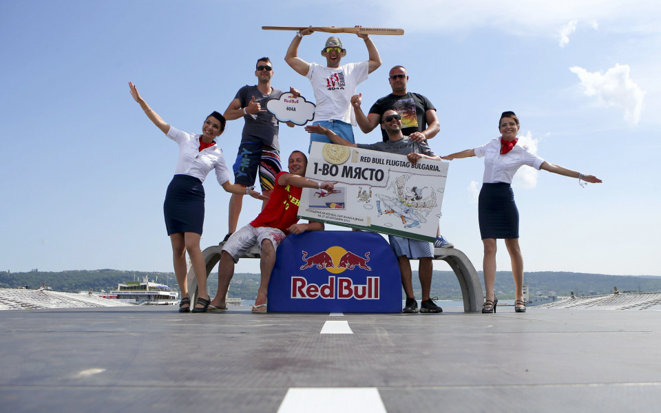 „Самолето-носачи“ преодоляват гравитацията с общи усилия в първия Red Bull Flugtag