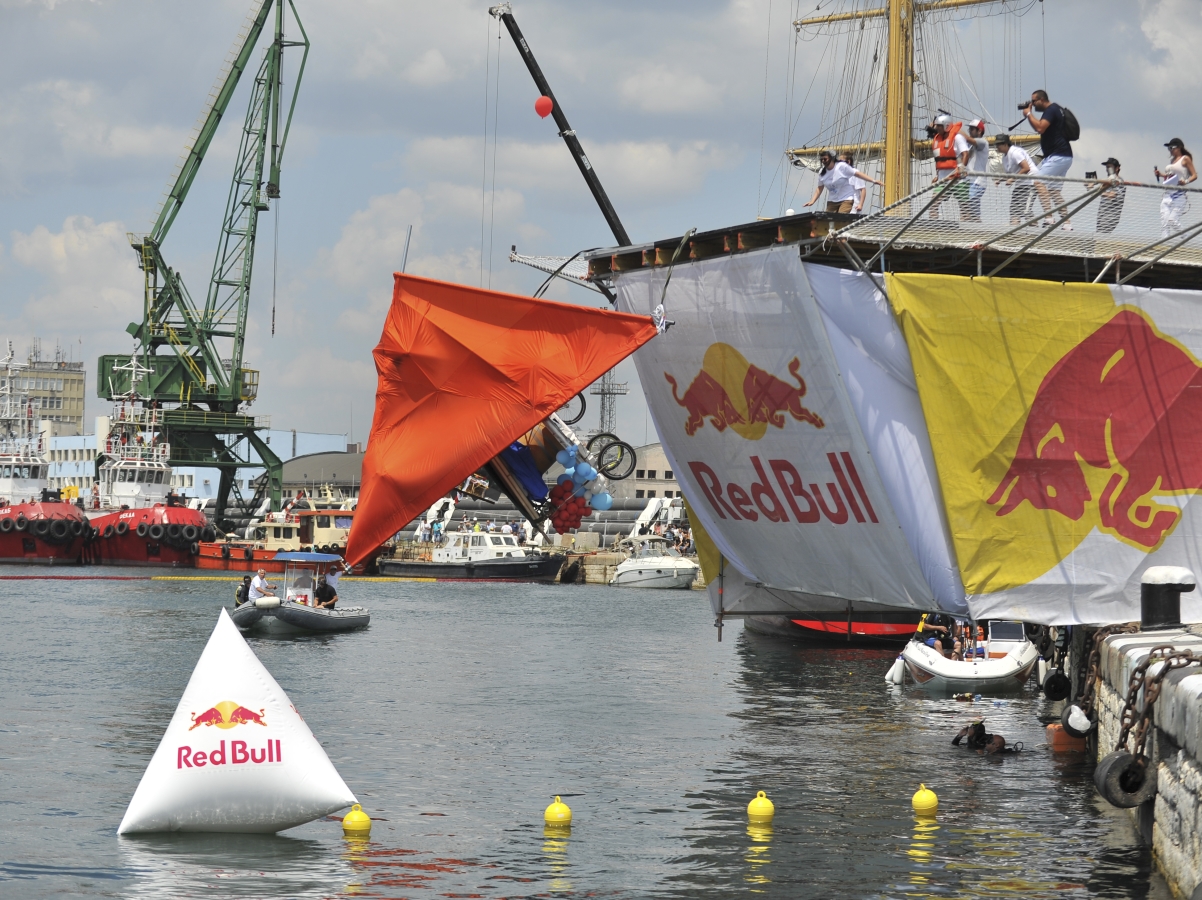 Най-зрелищното летателно шоу със самоделки - Red Bull Flugtag Варна