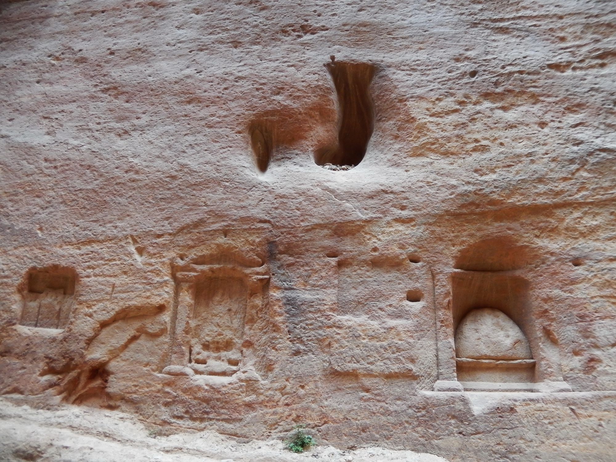Град Петра се намира в пустинята на Вади Рум на 225 км южно от йорданската столица Аман. Построен през 312 г. пр.н.е., като столица на древното царство на набатинците. Под римско владичество той пада в 106-та година след новата ера., Петра е основна туристическа дестинация в Йордания. Градът е известен е със сгради, издълбани в скалата. През 2007 г. бе определен за като едно от новите седем чудеса.