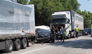 Катастрофа между два ТИР-а и три коли край Русе