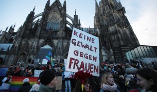 "Не на насилието срещу жени" - на протест в Кьолн след нападенията в навечерието на Нова Година