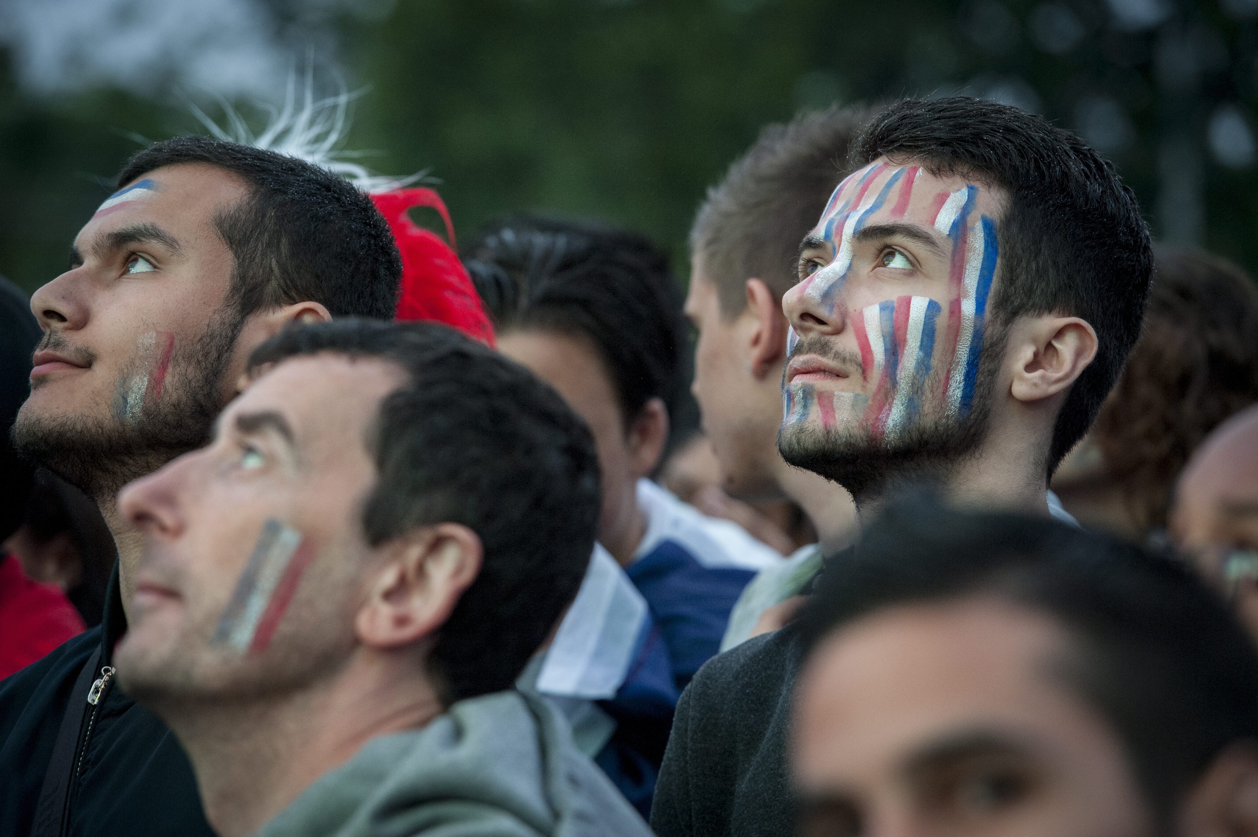 Полуфиналът на Евро 2016 между Германия и Франция във фензоната пред Айфеловата кула бе наблюдаван от 90 000 зрители, съобщи АФП.

"Петлите" спечелиха сблъсъка с 2:0 с голове на Антоан Гризман. Домакините на турнира в неделя ще излязат срещу Португалия.

След мача десетки хиляди празнуваха по улиците във френската столица