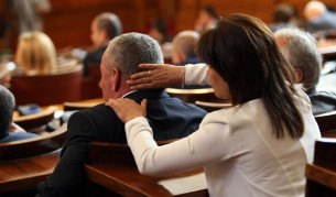 Депутатка разтрива колега насред пленарната зала