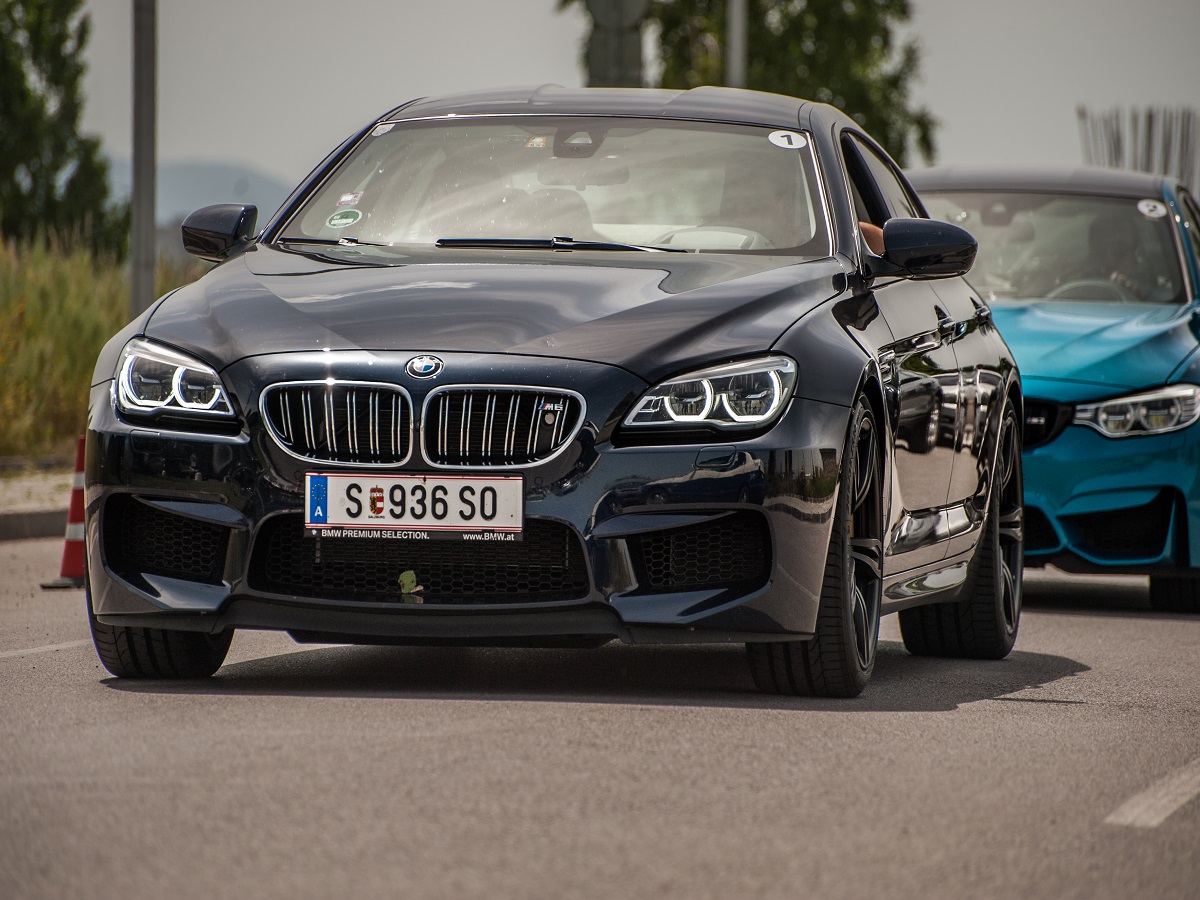 Труден избор: имаш на разположение 8 от десетте М модела на BMW. Можеш да си избереш два. По-ранобудните са взели ключовете за фаворитите – М3 & М4. Не оставаме по-назад, взимаме ключовете за за 2 х 560 к.с. и 2 х 175 000 евро! Усещането е… приятно. Меко казано.