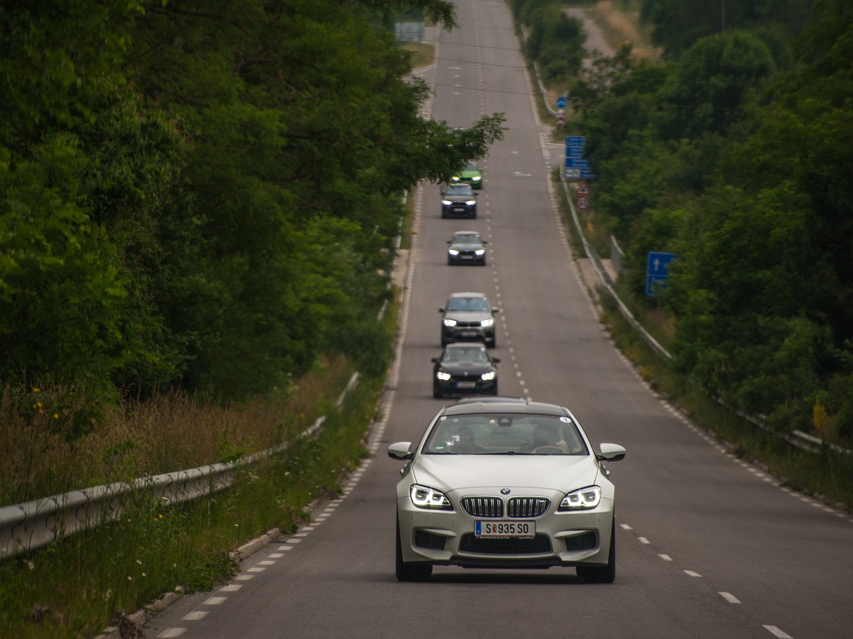 Труден избор: имаш на разположение 8 от десетте М модела на BMW. Можеш да си избереш два. По-ранобудните са взели ключовете за фаворитите – М3 & М4. Не оставаме по-назад, взимаме ключовете за за 2 х 560 к.с. и 2 х 175 000 евро! Усещането е… приятно. Меко казано.