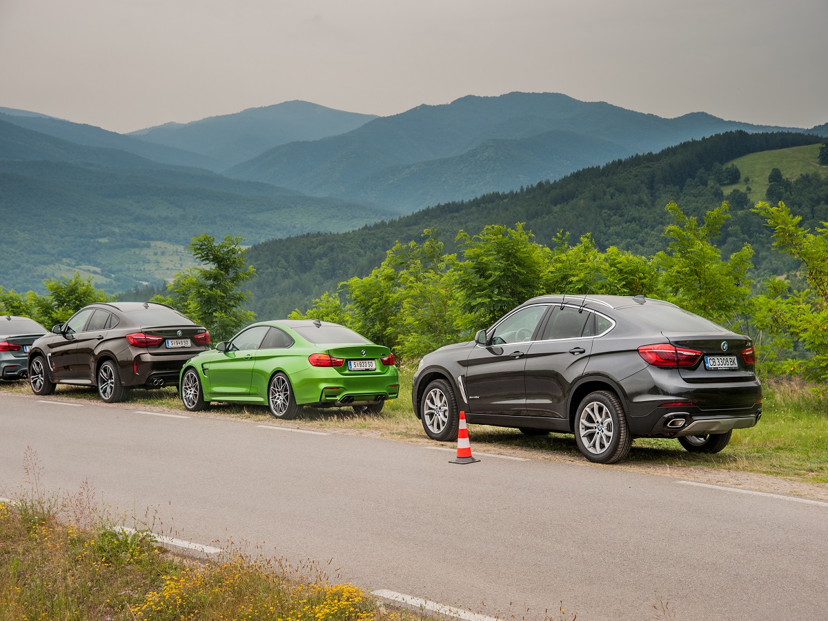 Труден избор: имаш на разположение 8 от десетте М модела на BMW. Можеш да си избереш два. По-ранобудните са взели ключовете за фаворитите – М3 & М4. Не оставаме по-назад, взимаме ключовете за за 2 х 560 к.с. и 2 х 175 000 евро! Усещането е… приятно. Меко казано.