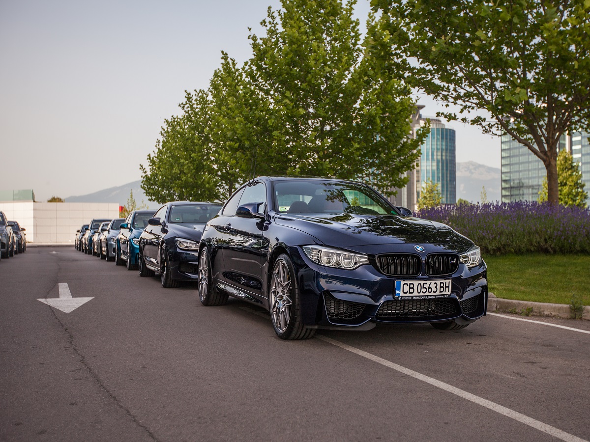 Труден избор: имаш на разположение 8 от десетте М модела на BMW. Можеш да си избереш два. По-ранобудните са взели ключовете за фаворитите – М3 & М4. Не оставаме по-назад, взимаме ключовете за за 2 х 560 к.с. и 2 х 175 000 евро! Усещането е… приятно. Меко казано.