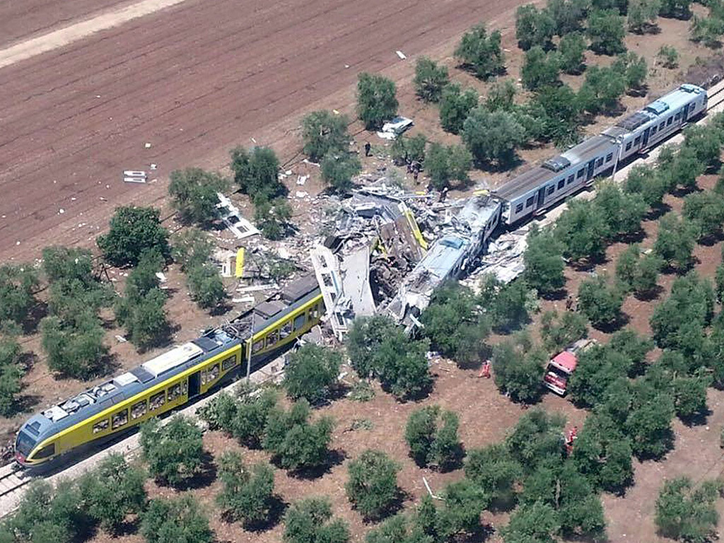 По-рано беше съобщено, че загиналите са най-малко десет души. Двата влака са се врязали един в друг по линията между Корато и Андрия в областта Пулия.
