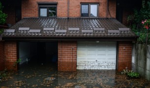 Проливни дъждове в Полша, наводни се метро